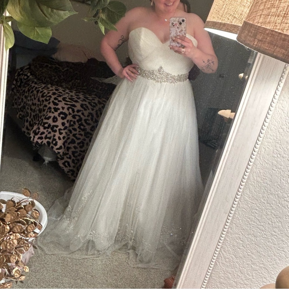 Ball gown, wedding dress, white, sweetheart top - Picture 3 of 6